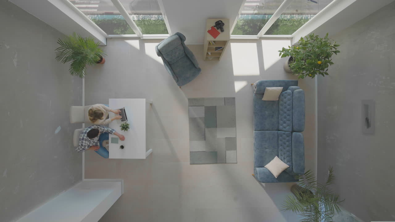 pareja sentada a la mesa y discutiendo