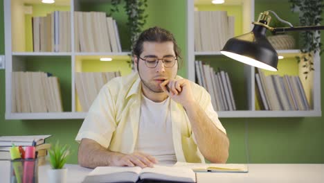 Estudiante-Universitario-Masculino-Reflexivo-Estudiando,-Investigando.