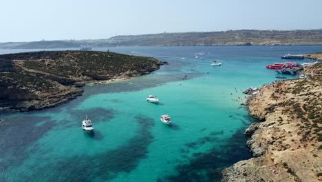 Drone-Aéreo-Disparado-En-Aguas-Turquesas,-Laguna-Azul,-Comino-Malta,-Las-Mejores-Playas-Del-Mar-Mediterráneo-En-Europa