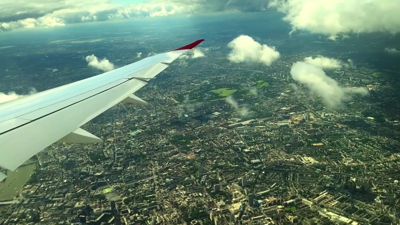 1080 60p, utsikt over London fra fly, med vinge og skyer. Sommerdag, skyer på himmelen
