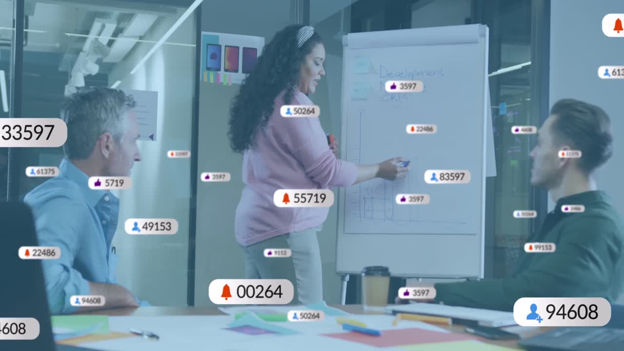 소셜 미디어 아이콘의 애니메이션과 사무실에서 다양한 비즈니스 사람들에 대한 데이터 처리