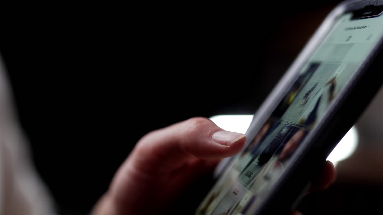 dedo de la aplicación de página de desplazamiento táctil masculina en el dispositivo móvil para teléfonos inteligentes