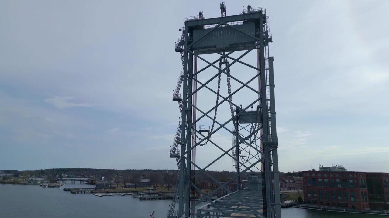 Drone kredser over den fantastiske arkitektur af Memorial Bridge med let trafik, der krydser Piscataqua-floden i Portsmouth, New Hampshire, USA.