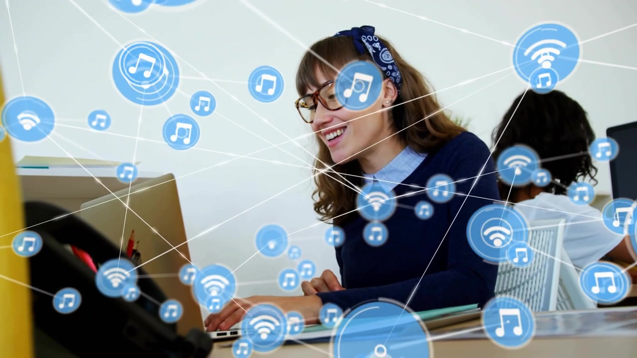 Donna di mezza età che digita sul laptop, con icone blu che appaiono e collegano scrivanie mostrando un flusso netto crescente
