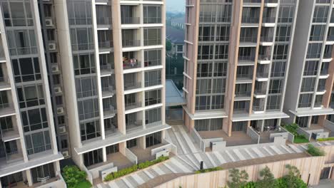 vista aérea de un moderno complejo de apartamentos con exuberante paisajismo