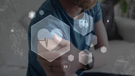 animación de iconos digitales procesamiento de datos sobre el hombre frotando el brazo