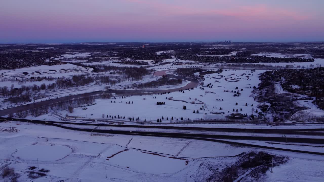 volando a través de la comunidad de calgary durante un hermoso amanecer de invierno con un dron