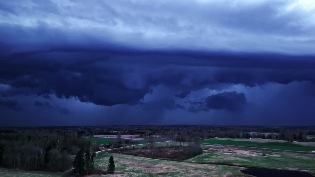 Mørke stormskyer over landlige områder