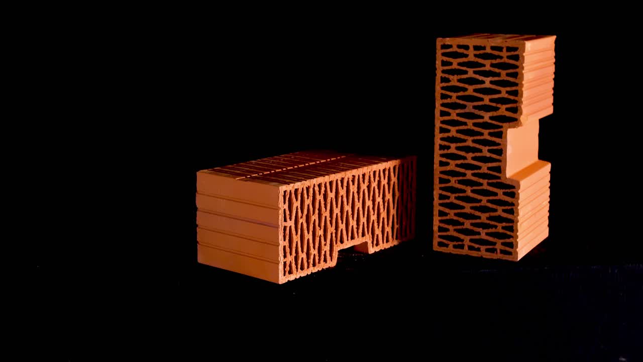dos ladrillos huecos sobre un fondo negro