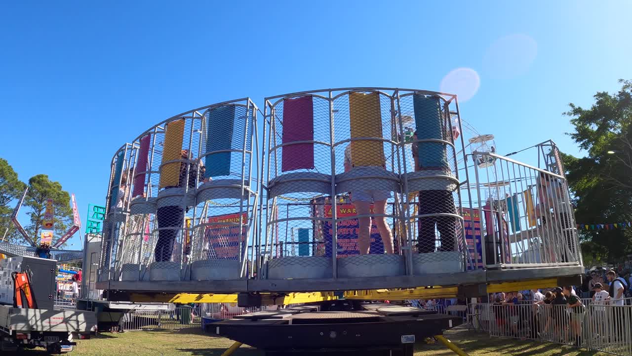 un parque de atracciones vibrante girando con la gente