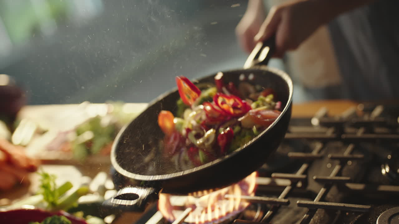 cocinar verduras en una sartén