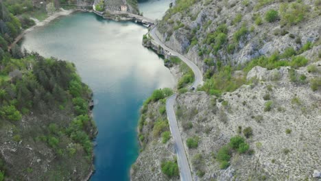 Toma-Aérea-Del-Hermoso-Lago-Di-San-Domenico-En-La-Provincia-De-L&#39;aquila,-Abruzzo-Italia