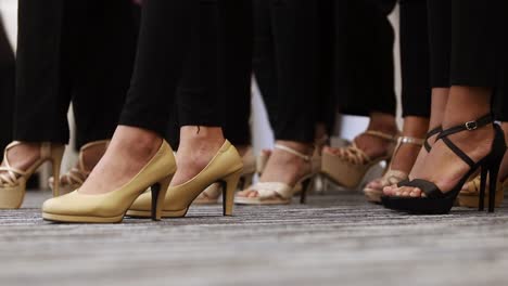 las mujeres del grupo practican la pasarela de moda o caminan como modelos con un entrenador profesional para enseñar sobre zapatos de tacones altos, muchas mujeres usan tacones altos para el concurso de concurso de belleza miss