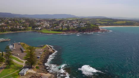 Black-Beach-Reserve-Und-Fasan-Point-In-Der-Nähe-Von-Kiama-Harbour-In-Kiama-Town,-NSW,-Australien