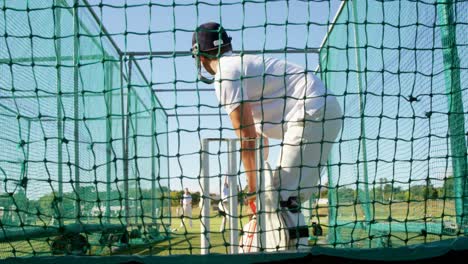 Cricketspieler-üben-Während-Einer-Trainingseinheit-In-Den-Netzen