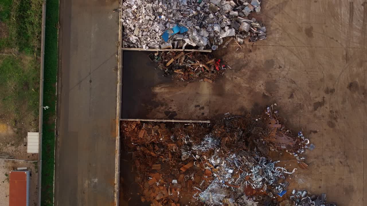 Inquadratura aerea di un deposito di rottami metallici pieno di acciaio arrugginito, Albania