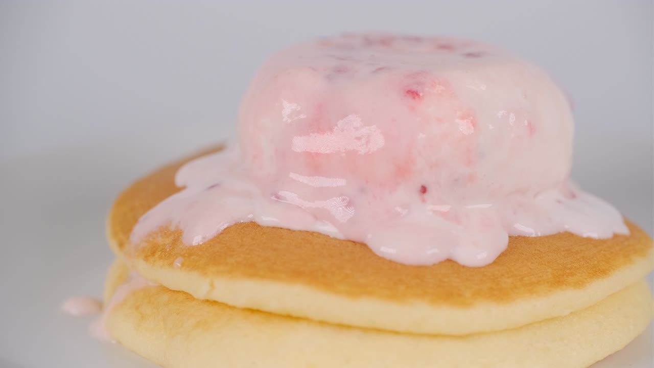 panqueques con helado de fresa