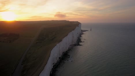 Vista-Aérea-Del-Faro-De-Beachy-Head-Y-Los-Acantilados-Blancos-Al-Amanecer-Eastbourne,-Reino-Unido