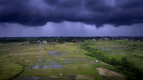 Dramáticas-Nubes-Cúmulos-Tormentosos-Sobre-Campos-De-Arroz.