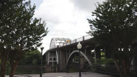 Puente-Edmund-Pettus-En-Selma,-Alabama-Con-Video-Cardán-Caminando-Hacia-Adelante-A-Través-De-Los-árboles-En-Cámara-Lenta