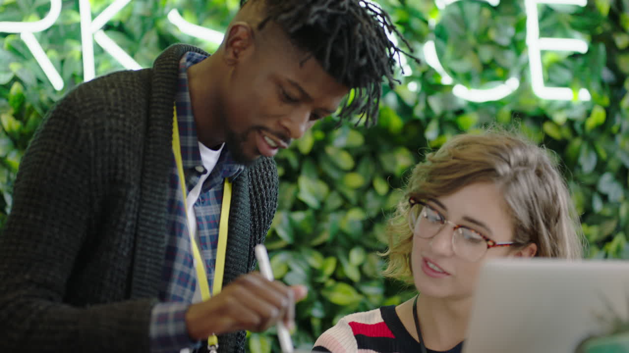 personas de negocios creativas que trabajan en la oficina de inicio líder de equipo afroamericano hombre señalando a la pantalla de la computadora mostrando ideas entrenamiento interno compartiendo retroalimentación lluvia de ideas discutiendo información