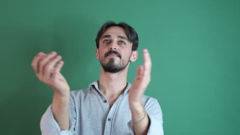 el joven aplaudió.