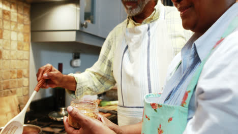 Pareja-Mayor-Preparando-Comida-En-La-Cocina