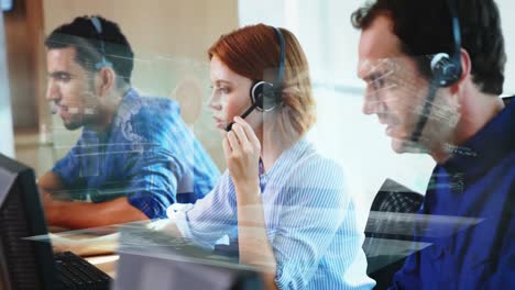 animación del procesamiento de datos sobre trabajadores de oficina que usan auriculares