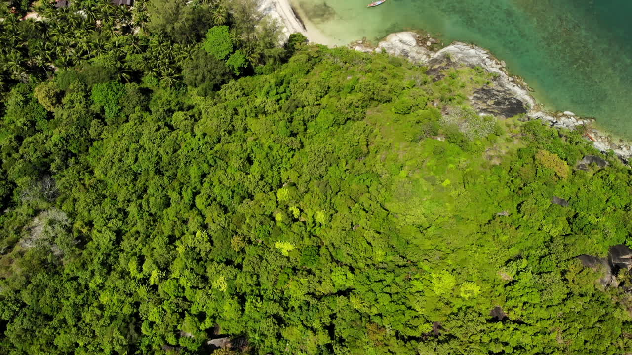 tiro de grúa de una playa en tailandia con montañas en el fondo