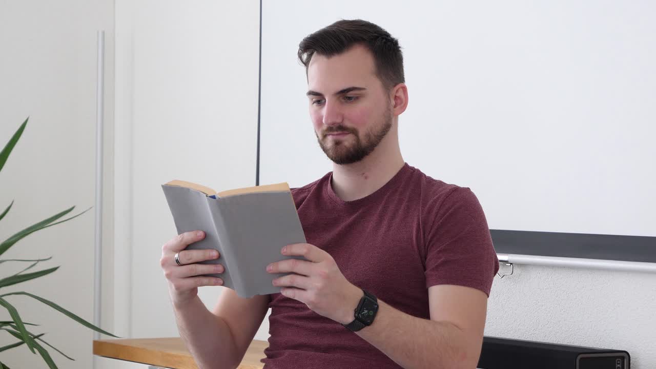 hábito de lectura de libros de autoayuda por parte de un suizo.