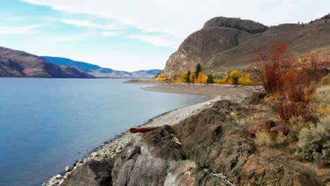 Acérquese-A-La-Escena-Sobre-Los-Acantilados-De-Lecho-Rocoso-A-Orillas-Del-Lago-Kamloops-En-Un-Día-Soleado-En-Otoño,-Imagen-Colorida-Del-Lago