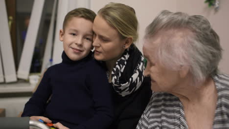 mujer con su hijo visitando a la abuela mayor