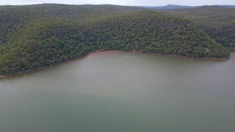 Vista-Aérea-De-Abundante-Bosque-En-El-Parque-Nacional-De-Agua-De-Brisbane---Arroyo-En-Mooney-Mooney,-Nsw,-Australia