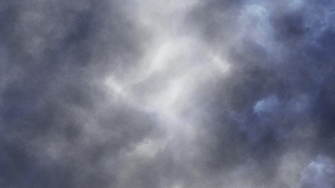 tormentas eléctricas, nubes moviéndose sobre el cielo rayos y relámpagos