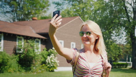 Fotografían-A-Una-Mujer-Joven-Cerca-De-Una-Casa-De-Madera-Agradable-Bungalow-Vacaciones