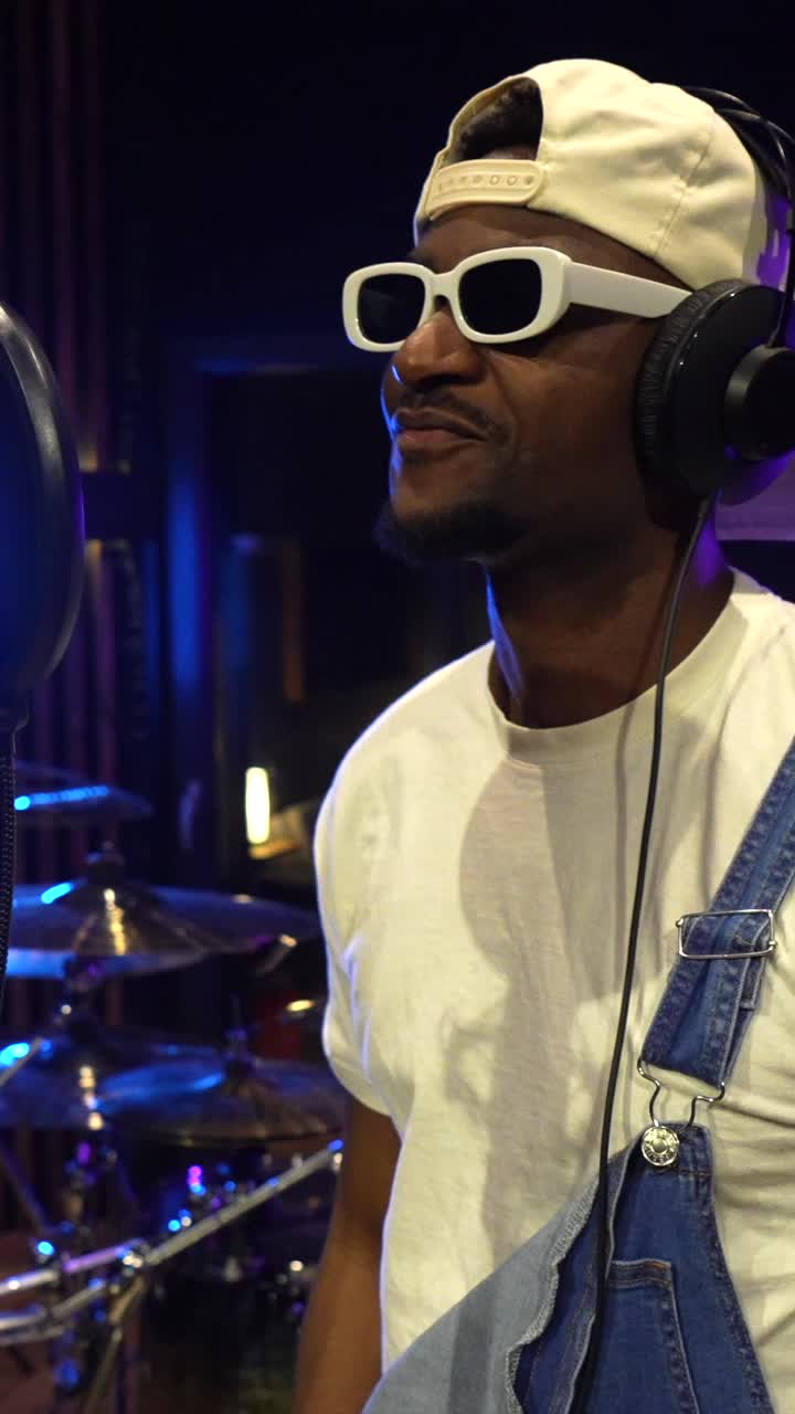 hombre cantando en el estudio de grabación