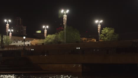 Puente de la ciudad por la noche