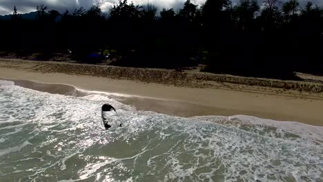 Toma-Aérea-De-Un-Bote-Parcialmente-Hundido-En-El-Parque-De-La-Playa-Del-Campo-De-Fuelle