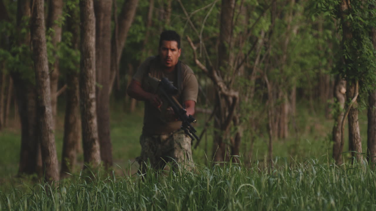 소총 을 들고 야생 에서 고 있는 히스패닉 군인