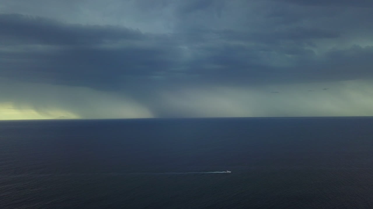 배 를 타고 폭풍 을 일으키는 바다