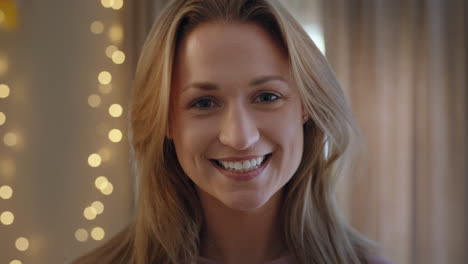 retrato de una mujer hermosa sonriendo en casa disfrutando del estilo de vida de la maternidad madre feliz en casa en el dormitorio