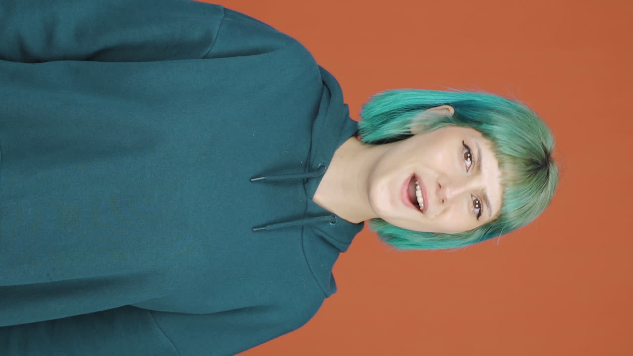 el video vertical de la joven dice "wow" a la cámara.