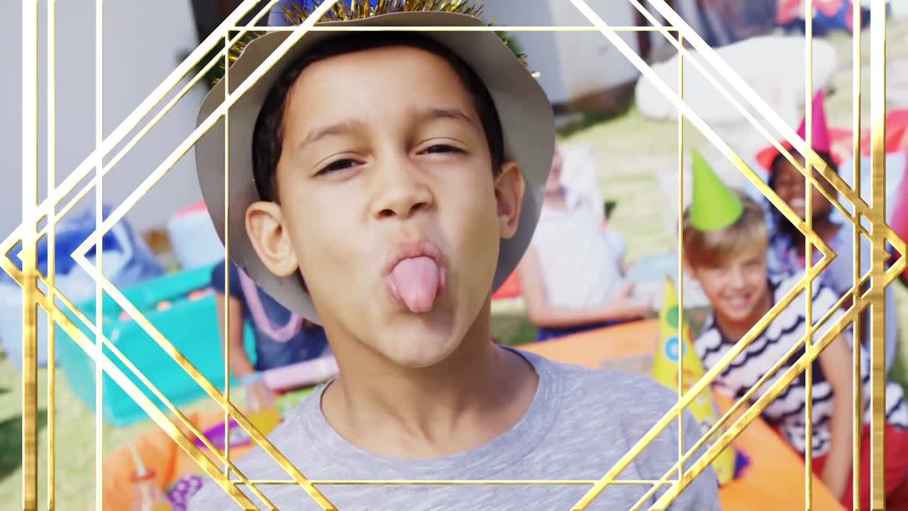 animación de formas doradas sobre diversos niños con sombreros de fiesta en una fiesta de cumpleaños