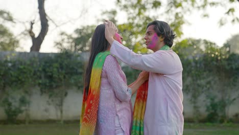 Indisches-Paar-Lacht-Und-Kichert-Auf-Einem-Holi-Festival