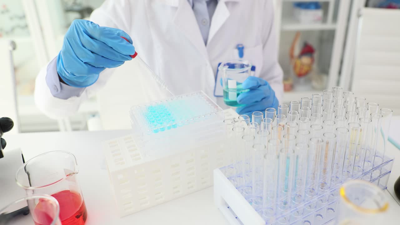 científico que lleva a cabo un experimento en un laboratorio