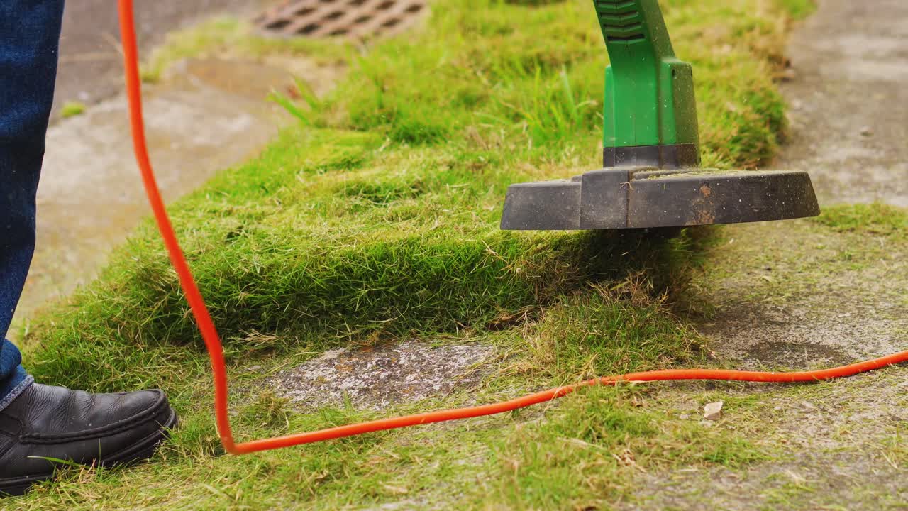 작은 잔디를 다듬는 잔디 커터의 중간 샷