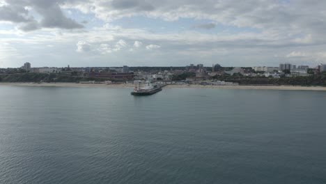 Niedrige-Breite-Kreisende-Drohnenaufnahme-Des-Piers-Von-Bournemouth