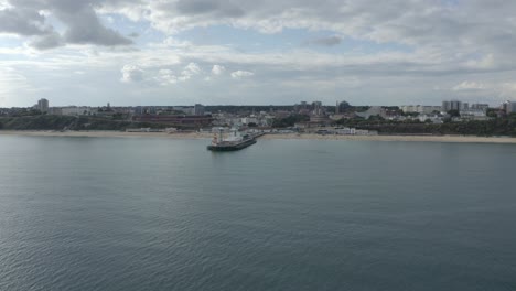 disparo de dron en círculos bajos y amplios del muelle de bournemouth
