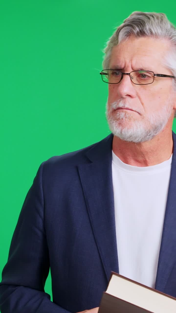 Moden mand med briller holder en bog på greenscreen