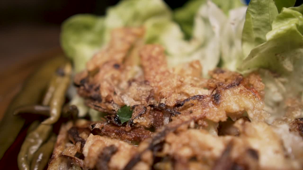 brócoli vegano y tofu frito crujiente medley cocinando en una sartén caliente a cámara lenta